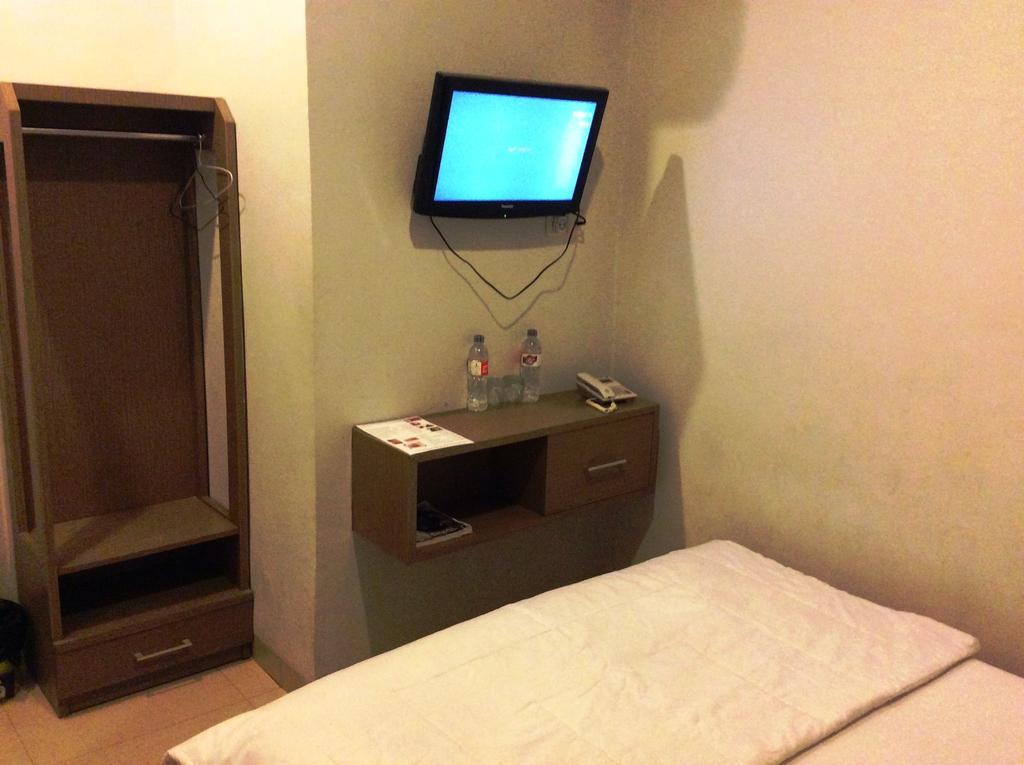 Hotel Diamond Makassar Room photo